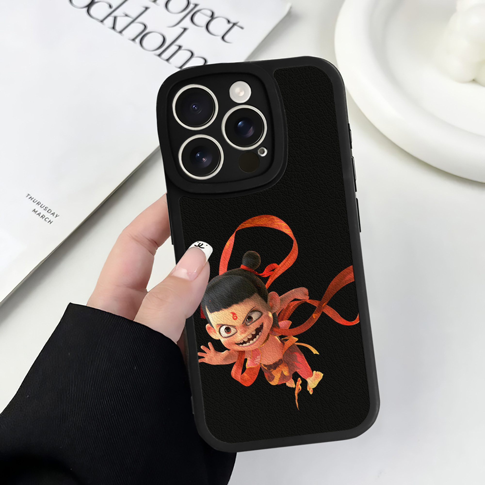 （画像用） Ne Zha 2 ナタ 魔童の大暴れ 【iPhone 16シリーズ対応】シリコンスマホケース（レザー調） 材質：シリコン